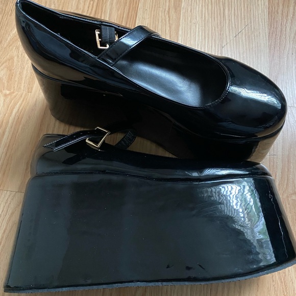 Dolls Kill heel (high pump) 
Worn once for a photoshoot - Picture 3 of 7